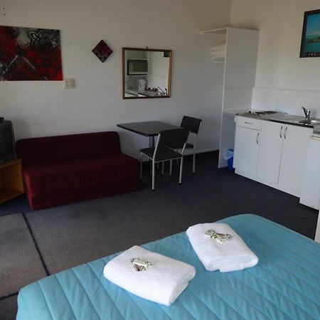Ninety Mile Beach Holiday Park Waipapakauri Room photo