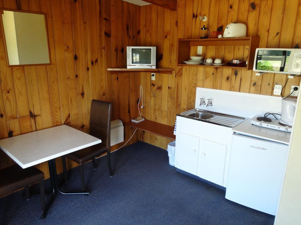 Ninety Mile Beach Holiday Park Waipapakauri Room photo