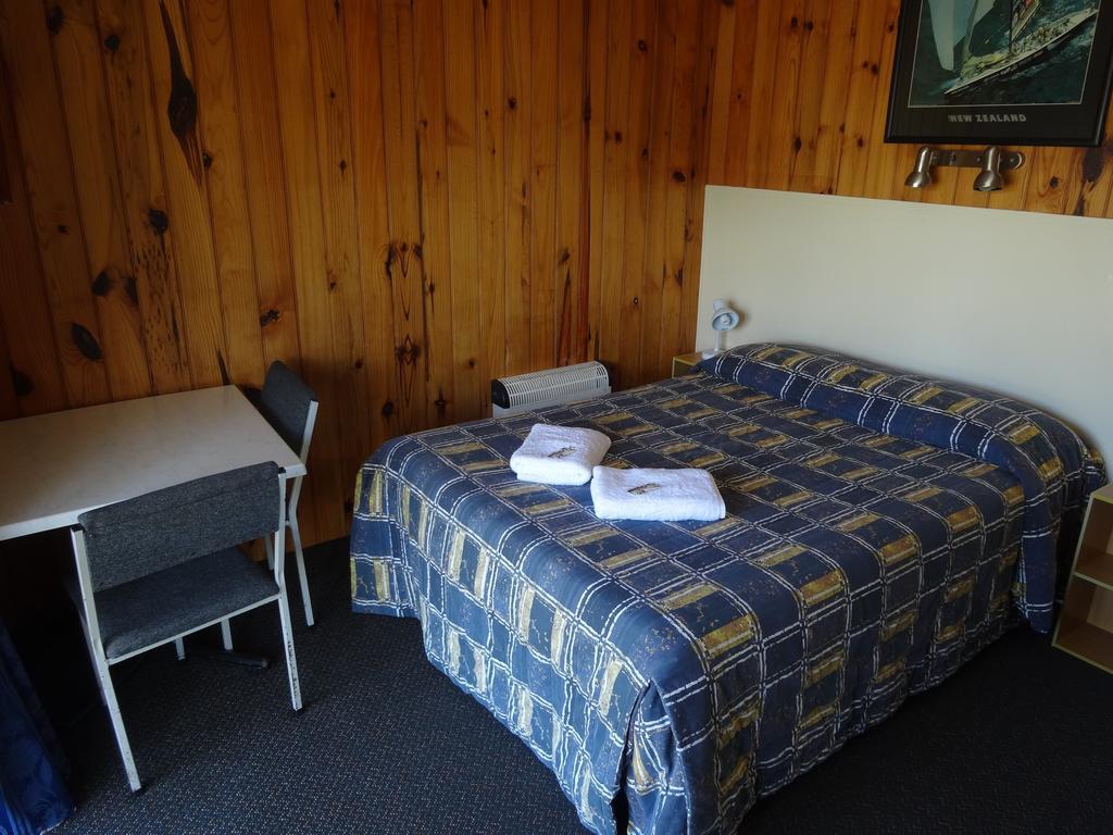Ninety Mile Beach Holiday Park Waipapakauri Room photo