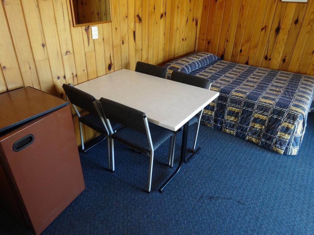 Ninety Mile Beach Holiday Park Waipapakauri Room photo